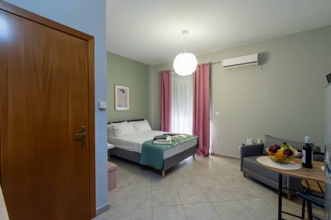 Bed, Living room, Photo of the whole room, Seating area, Bedroom, air conditioner