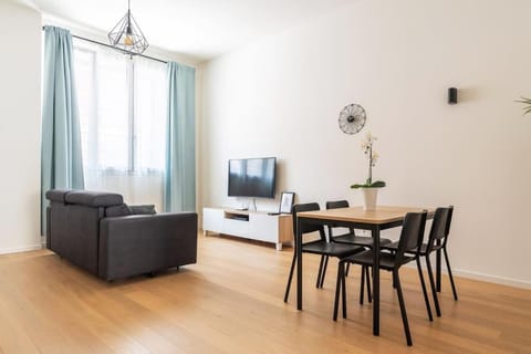 TV and multimedia, Living room, Seating area, Dining area