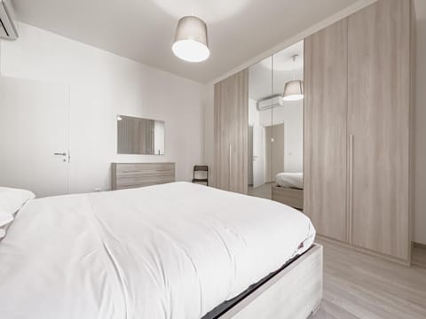 Bed, Photo of the whole room, Bedroom, wardrobe, air conditioner