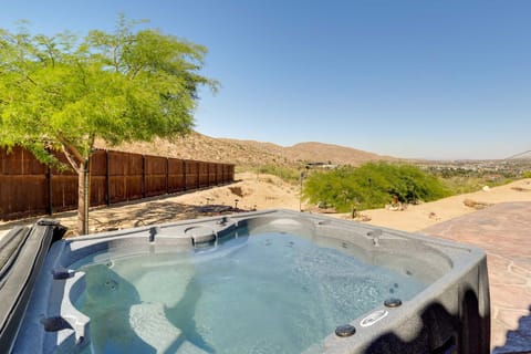 Yucca Valley Home with Private Hot Tub and Mtn Views! House in Yucca Valley