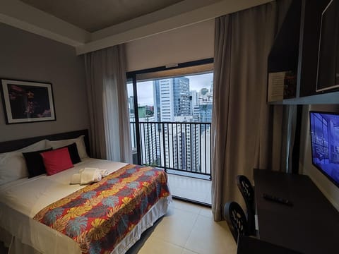 Bed, TV and multimedia, View (from property/room), Balcony/Terrace, Photo of the whole room, Evening entertainment, Bedroom