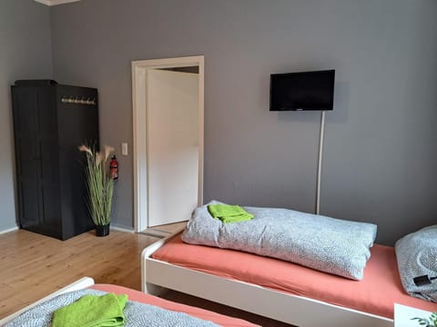 Bed, TV and multimedia, Photo of the whole room, Bedroom, towels, wardrobe