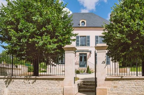Property building, Facade/entrance, Day