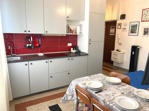 Coffee/tea facilities, Dining area, dishwasher, oven, stove