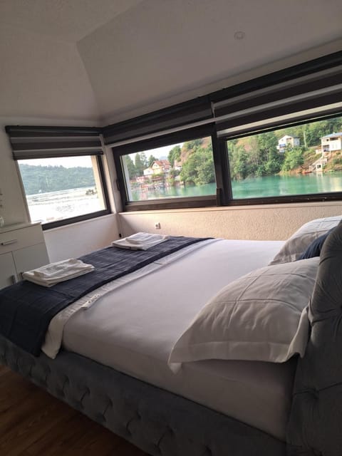 Apartment Hara, luxury lakeside suite with exquisite view Apartment in Federation of Bosnia and Herzegovina