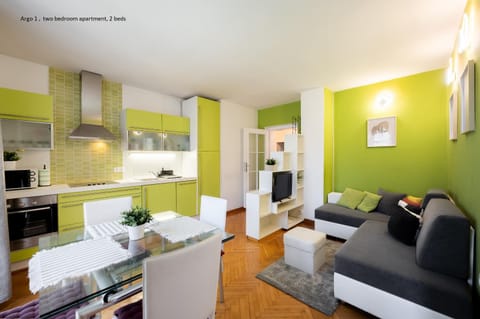 Kitchen or kitchenette, Living room, Seating area, Dining area, oven