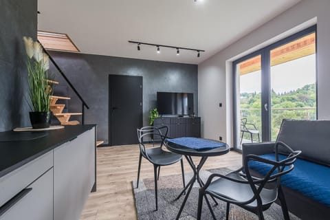TV and multimedia, Kitchen or kitchenette, Living room, Seating area, Dining area