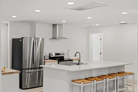 Sanibel Serenity- NEW Gorgeous Near Beach Villa with Pool House in Sanibel Island