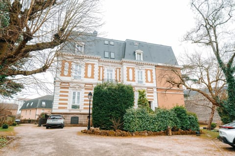 Property building, Location