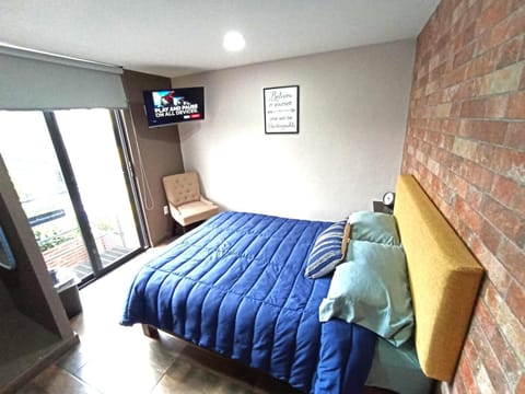 Bed, TV and multimedia, Photo of the whole room, Bedroom