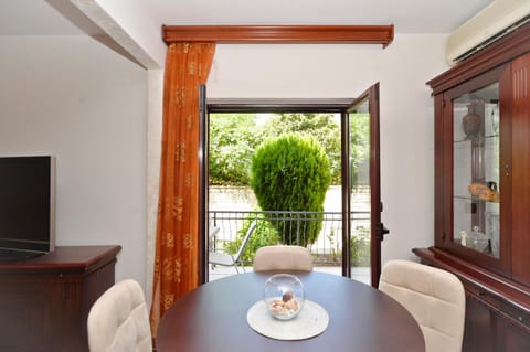 View (from property/room), Seating area, Dining area