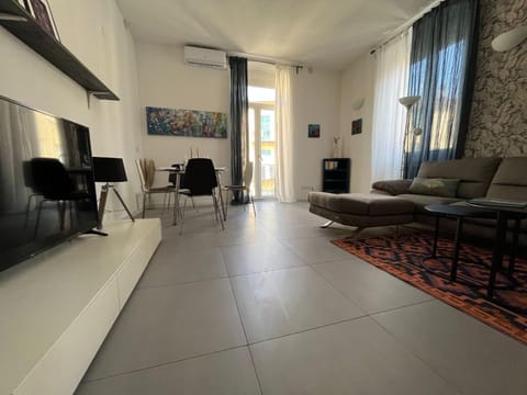 TV and multimedia, Living room, Seating area, air conditioner