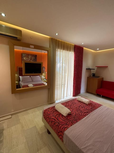 Bed, TV and multimedia, Photo of the whole room, Bedroom, towels, air conditioner