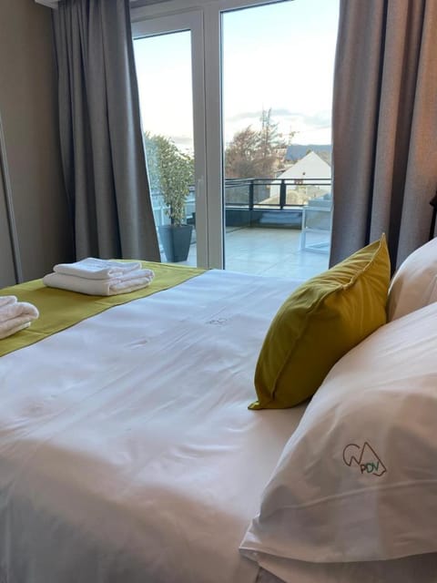 Photo of the whole room, towels