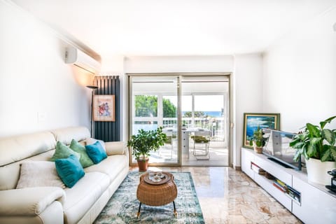 TV and multimedia, Living room, Seating area, Sea view, air conditioner