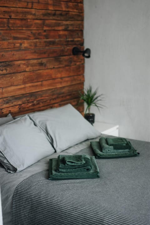 Bed, towels