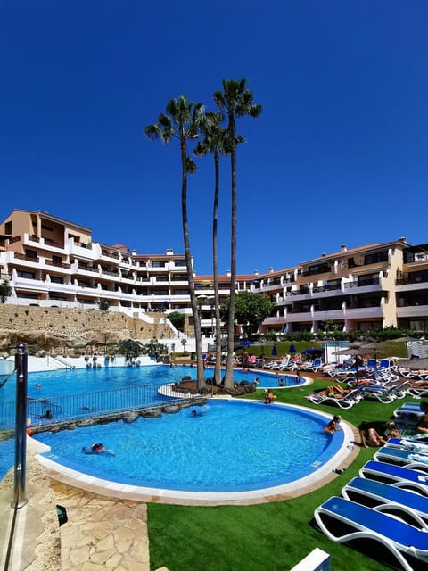 Property building, Pool view, Swimming pool, Swimming pool, sunbed