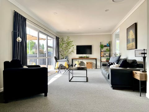 TV and multimedia, Living room, Evening entertainment