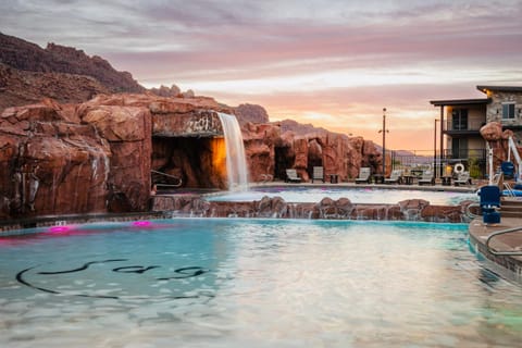 Day, Mountain view, Pool view, Swimming pool