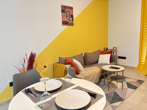 Living room, Seating area, Dining area