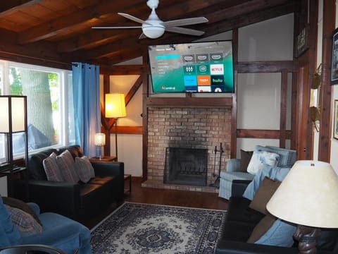 Birch Shores Resort - The Aspen Cottage House in Glen Lake