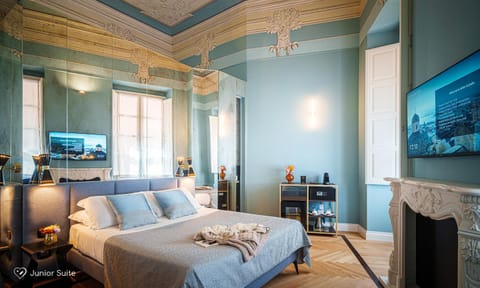 Bed, TV and multimedia, Coffee/tea facilities, Decorative detail, Bedroom, minibar, safe