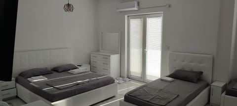 Bed, Living room, Photo of the whole room, Bedroom, air conditioner