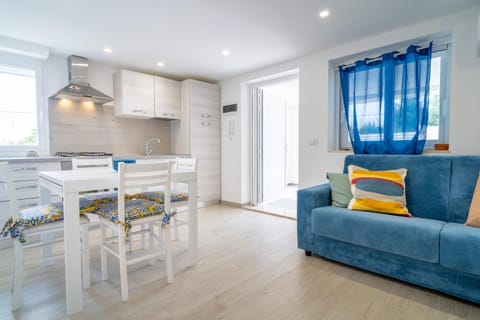Kitchen or kitchenette, Living room, Seating area, Dining area, pet friendly, stove, kitchen