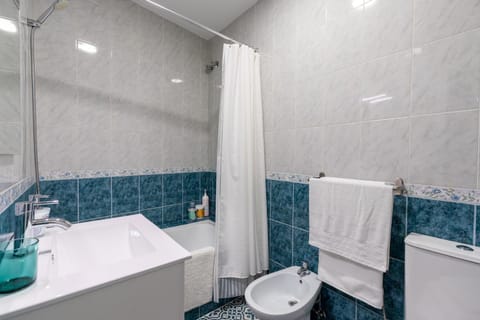 Shower, Toilet, Bathroom, Bath, bidet, towels