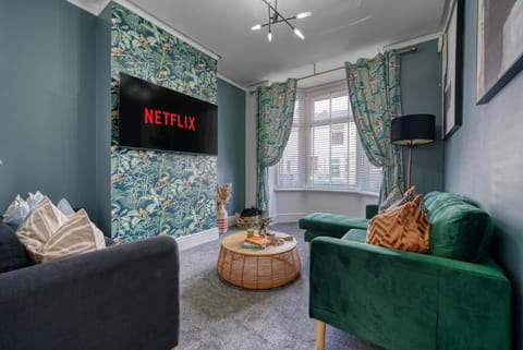 TV and multimedia, Living room, Seating area, Evening entertainment, locker