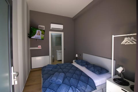 Bed, TV and multimedia, Photo of the whole room, Bedroom, air conditioner