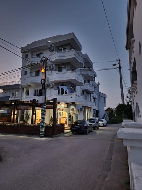 Property building, Restaurant/places to eat, Street view, Location
