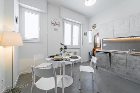 Kitchen or kitchenette, Dining area, minibar, stove