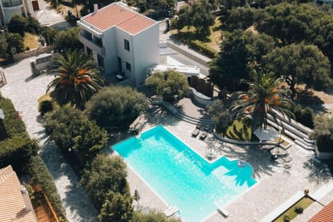 Property building, Day, Natural landscape, Bird's eye view, Garden, Garden view, Pool view, Swimming pool, sunbed