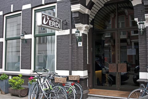 Facade/entrance