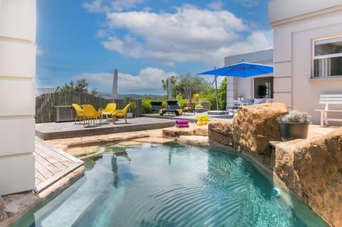 Patio, Swimming pool, sunbed