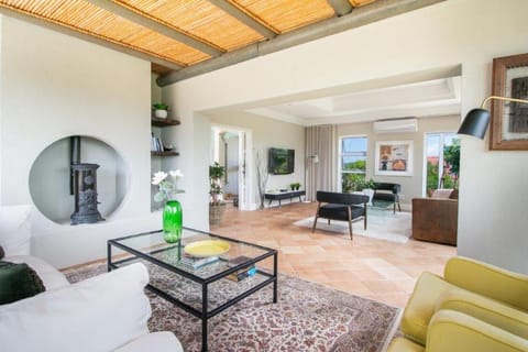 TV and multimedia, Seating area, Dining area