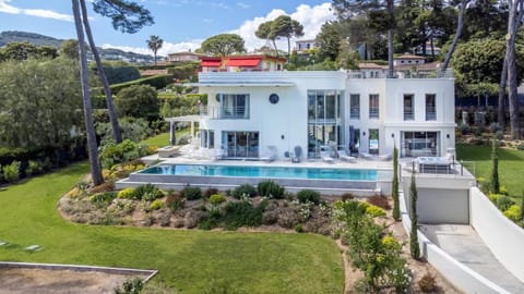 Property building, Natural landscape, Bird's eye view, Garden, Garden view, Pool view, Swimming pool, sunbed