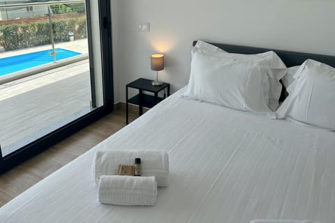 Bed, Photo of the whole room, Bedroom, Pool view, Swimming pool, towels