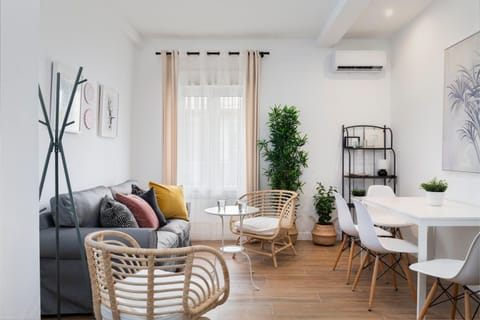 Living room, Seating area, Dining area, air conditioner