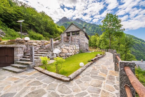 Property building, Natural landscape, Garden, Balcony/Terrace, Garden view, Mountain view