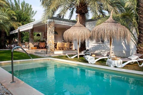 Property building, Day, Garden, Garden view, Pool view, Swimming pool, sunbed