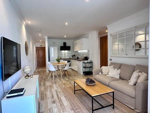 TV and multimedia, Kitchen or kitchenette, Living room, Seating area, Dining area