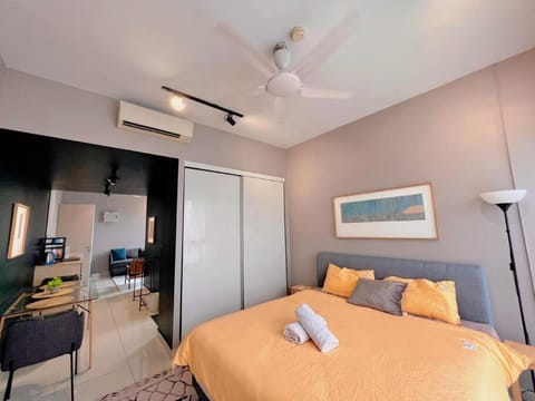 Bed, Kitchen or kitchenette, Photo of the whole room, Bedroom, fireplace, wardrobe, air conditioner