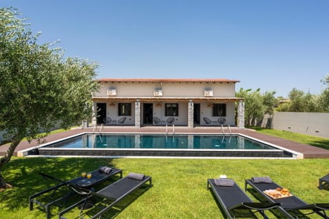 Property building, Patio, Day, Garden, Garden, Balcony/Terrace, Pool view, Swimming pool, Swimming pool, sunbed