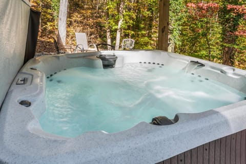 Cabin Fever - Hot Tub, Game Room, 3 King Beds Cabin in Dahlonega