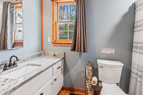 Cabin Fever - Hot Tub, Game Room, 3 King Beds Cabin in Dahlonega