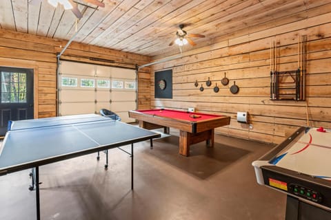Cabin Fever - Hot Tub, Game Room, 3 King Beds Cabin in Dahlonega