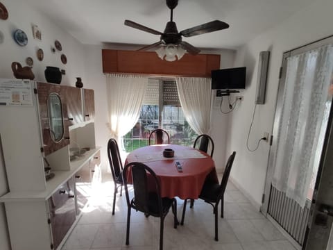 Communal lounge/ TV room, TV and multimedia, Living room, Dining area, fireplace