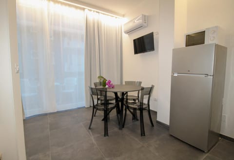 TV and multimedia, Dining area, minibar, air conditioner